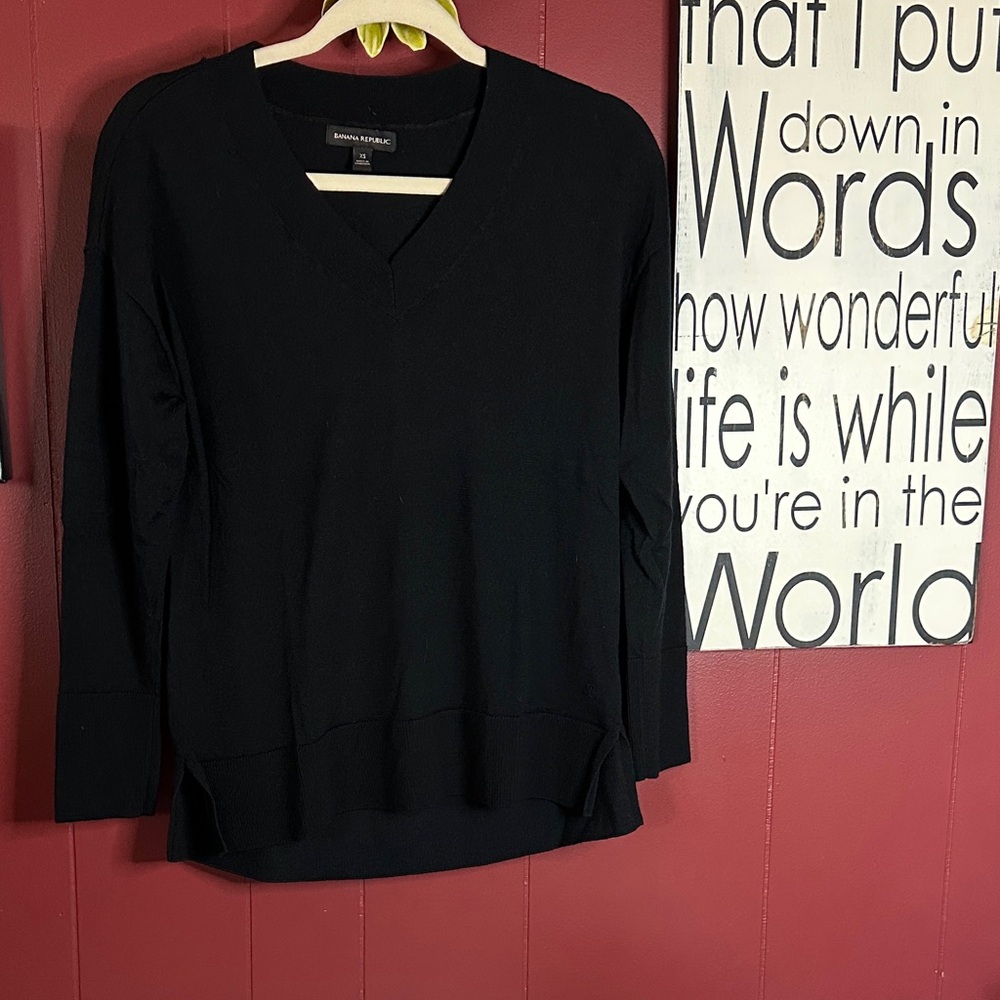 Like New Banana Republic V-Neck Sweater ✔️
